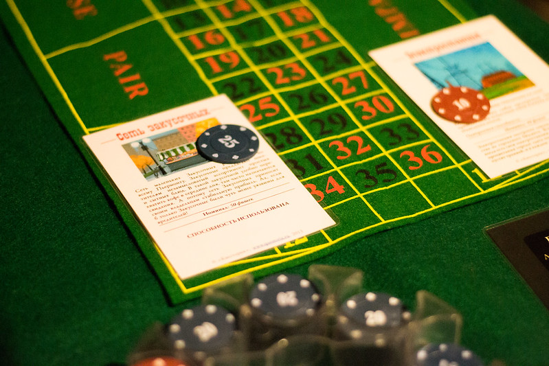 Ведущий развлекает гостей на корпоративе в Новосибирске