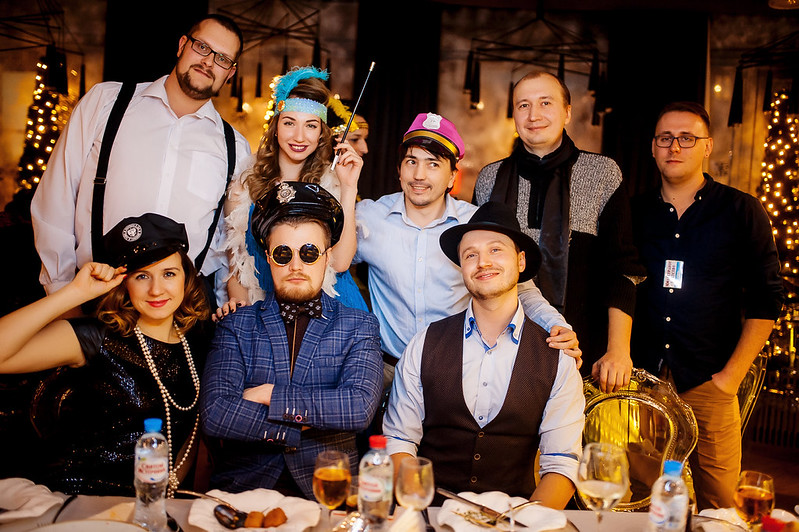 Команда компании празднует Новый год в ресторане Новосибирске