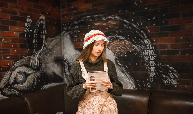 Выездные квесты на Международный женский день: организаторы проводят игру в школе Novosibirsk