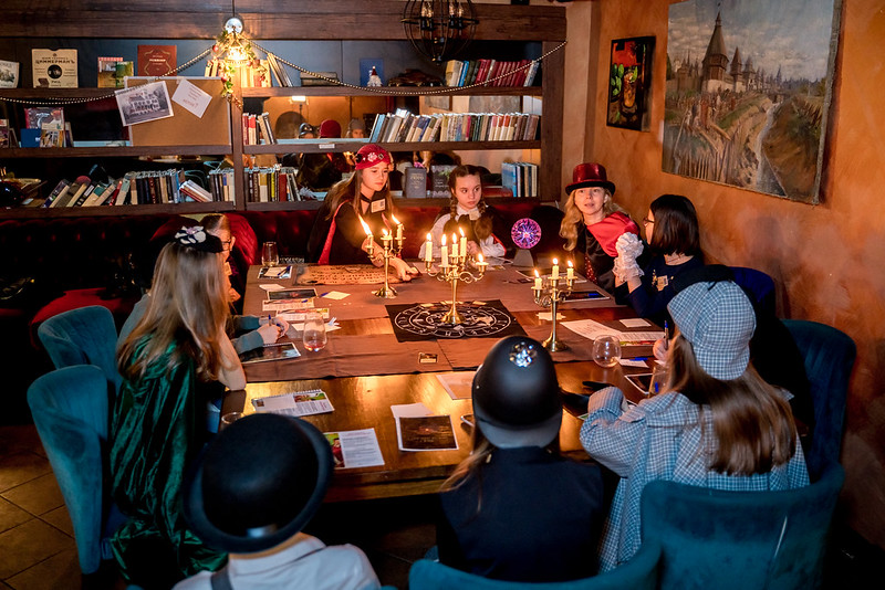 Дети разгадывают загадки в семейном квесте Хэллоуина в Novosibirsk