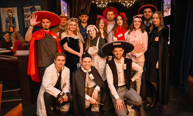 Корпоратив на Новый год в Novosibirsk — празднично украшенный банкетный зал