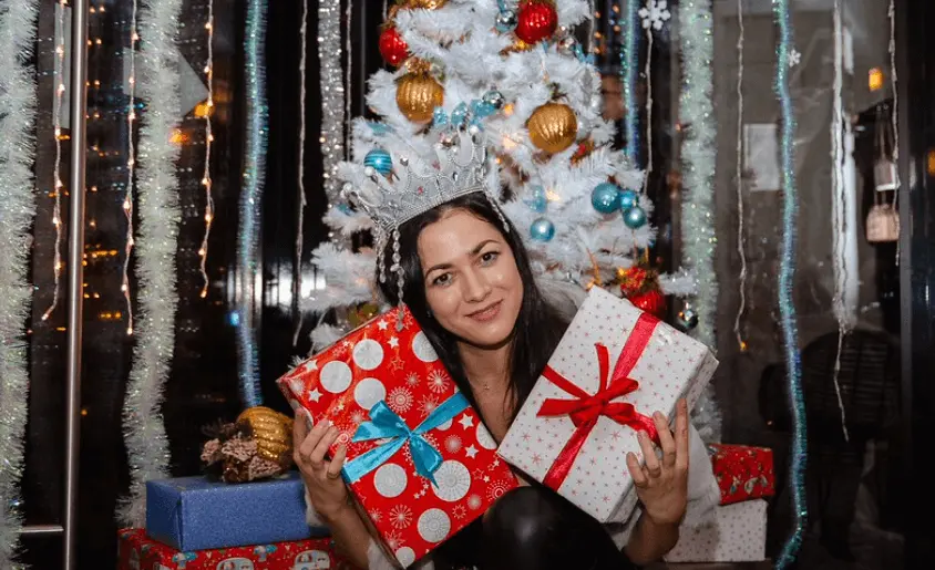 Гайд по идеальному Новому году 2026 с друзьями в Новосибирске: от квартиры и коттеджа — до квеста и ночного города