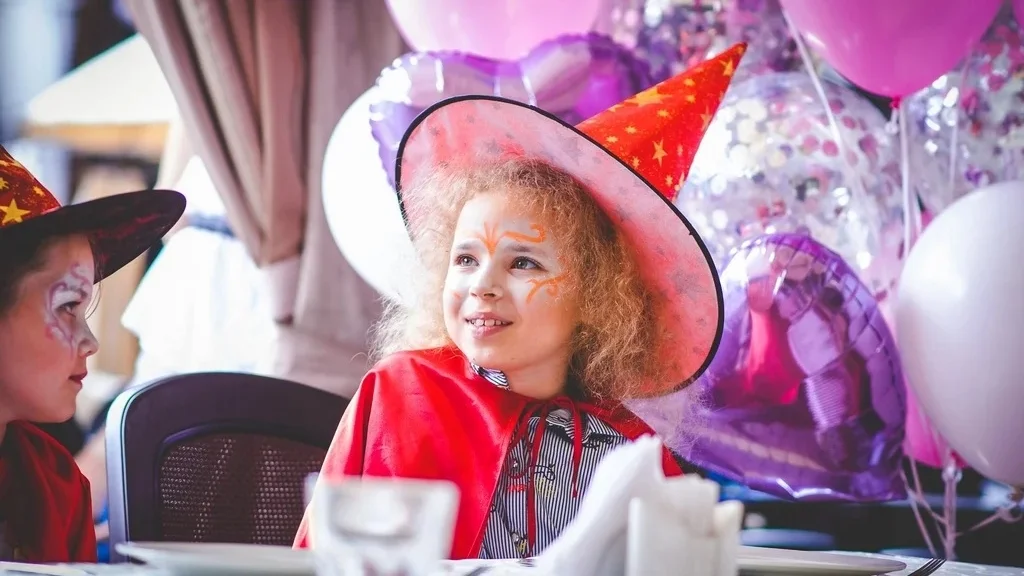 Квест на 8 марта для детей «Два королевства» : волшебницы Южного Королевства против козней Снежной Королевы.