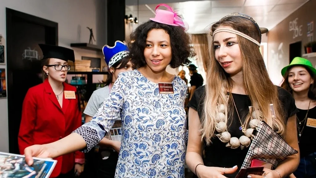 Квест на 8 марта в школе «Ночь в музее»: тайна исчезнувшего ожерелья почти раскрыта.