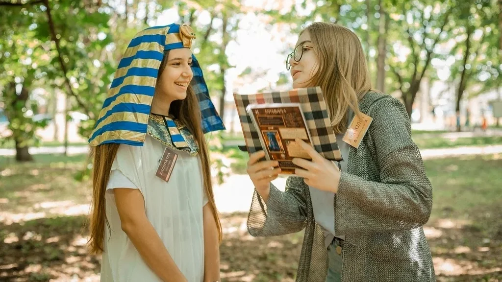 Квест на 8 марта в школе «Ночь в музее»: Клеопатра требует отобрать у Хеопса Корону Египта.