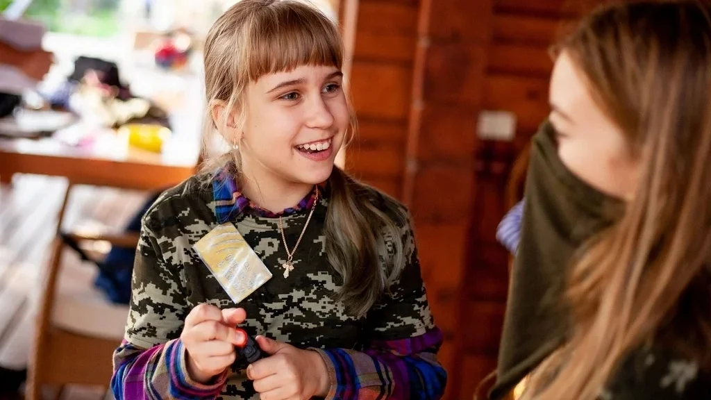 Квест на 8 марта в школе «Бермудский треугольник»: девочки тестируют новый пистолет против пришельцев.